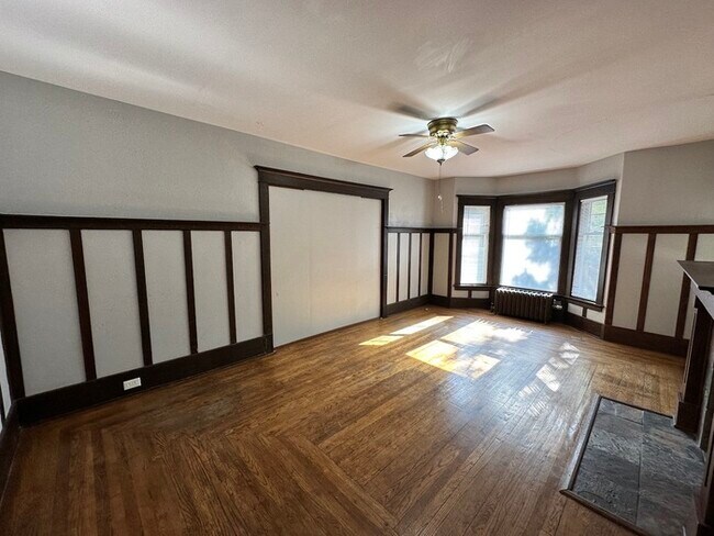 Building Photo - Kentwood 2 Bedroom 1.5 Bathroom Unit