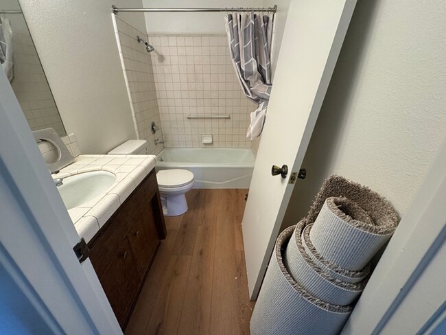 Building Photo - 2 Bedrooms, 1.5 Bath Townhouse Style Apart...