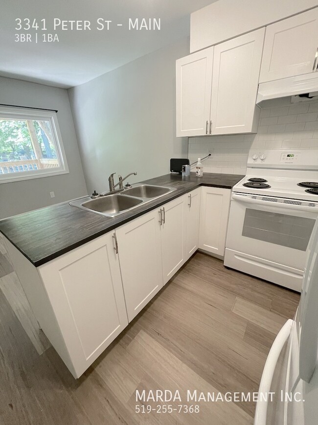 Building Photo - RENOVATED 3+1BEDROOM/1-BATH TOWNHOUSE IN W...