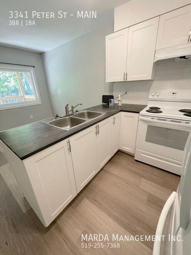 Photo du bâtiment - RENOVATED 3+1BEDROOM/1-BATH TOWNHOUSE IN WEST WINDSOR -ALL INCLUSIVE