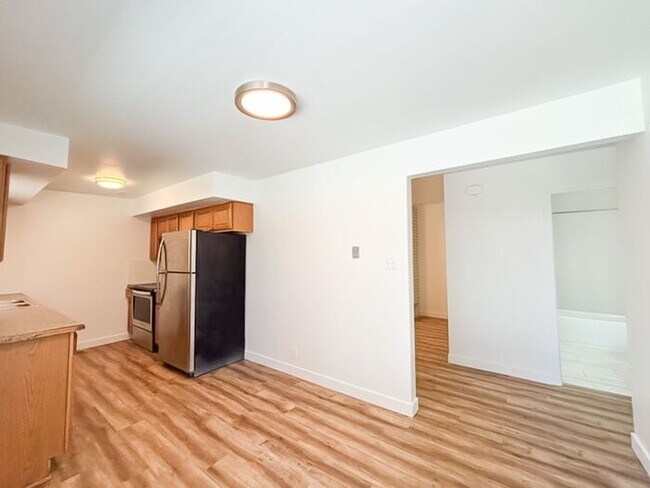 Building Photo - 2 Bed 1 Bath - New carpet - New paint - Great location!