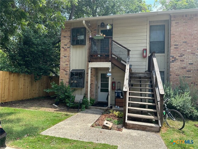 Building Photo - 421 W San Antonio St