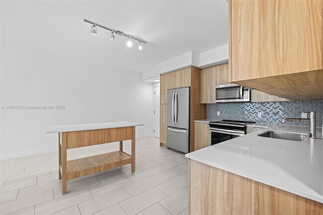 Foto del edificio - 2150 N Bayshore Dr