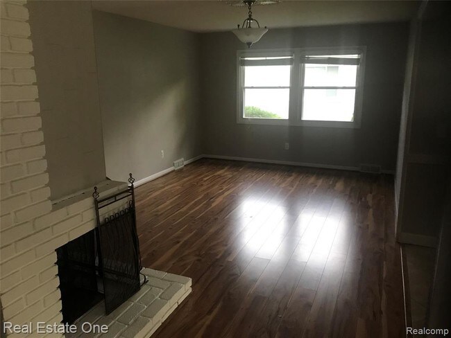 Building Photo - 4757 Hyde Park Dr
