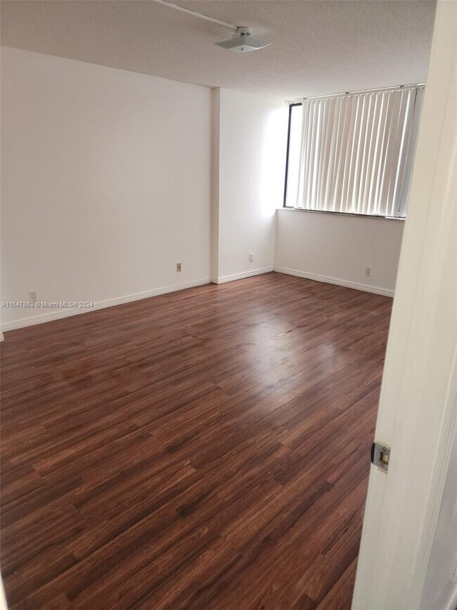 Foto del edificio - 4222 Inverrary Blvd