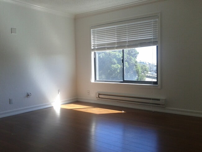 Building Photo - Location location!! Really comfortable apt by Glen Park BART with Parking. Gustavo Lopez AMSI