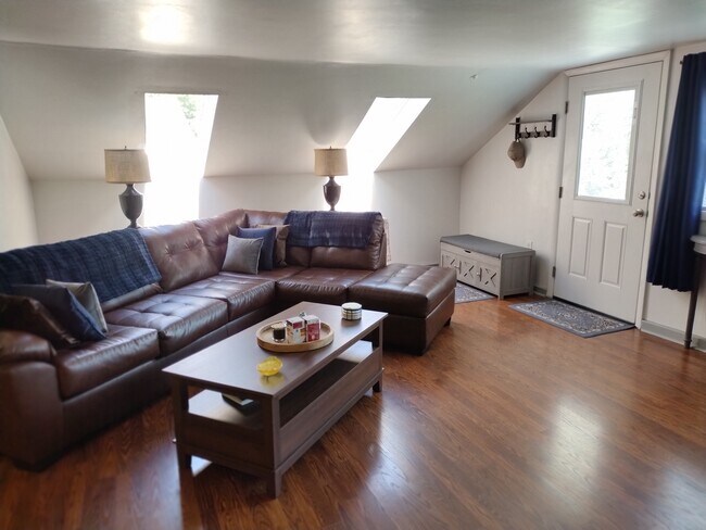Foto del edificio - 2328 Cedar Ln