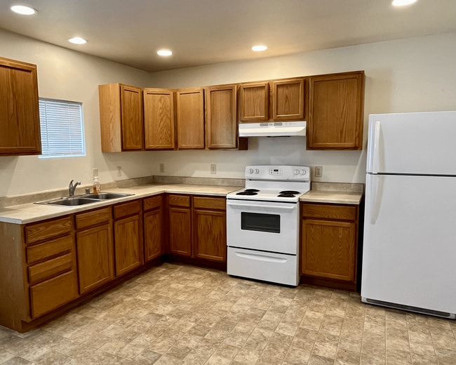 Building Photo - Pet-friendly 3bd 1bth duplex with storage ...