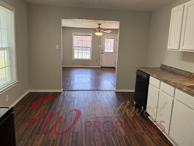 Building Photo - Spacious, updated 2 bedroom 1 bath with extra office!