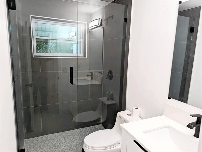 Foto del edificio - 3111 E Golf Blvd