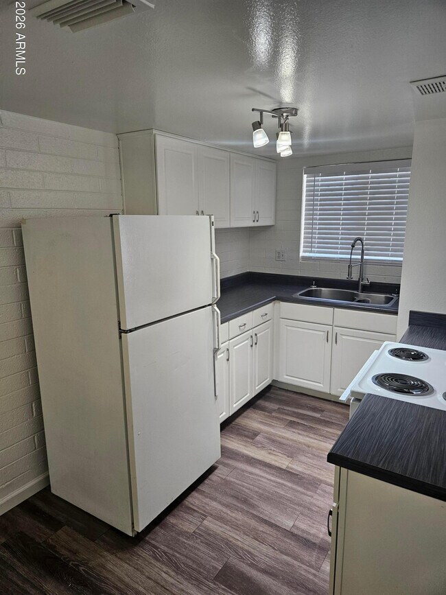 Foto del edificio - 521 E Bethany Home Rd