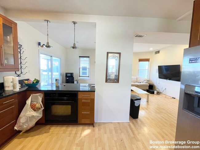 Building Photo - 7 Iroquois St