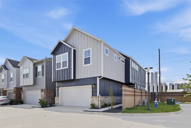 Building Photo - 10010 Rustic Charm St