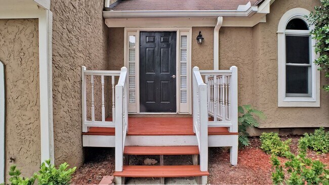 Building Photo - Adorable 3/2.5 Split Level