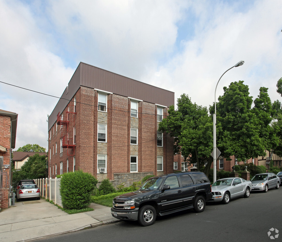 Foto principal - 38-24 213th St