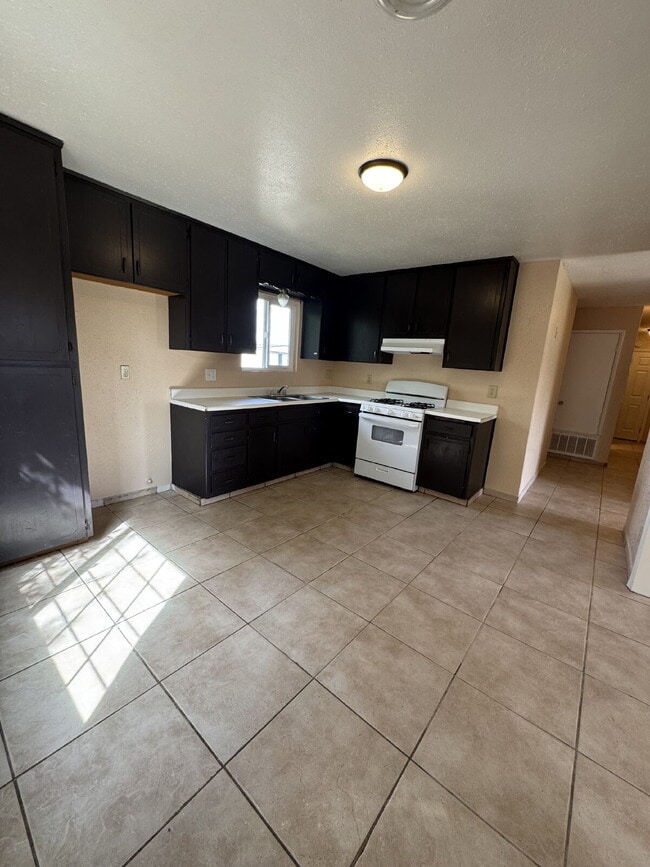 Building Photo - Water, sewer, garbage and landscaping is i...