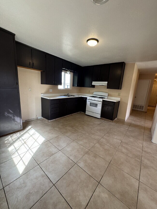 Foto del edificio - Water, sewer, garbage and landscaping is included. Clean 3-bedroom 2 bath