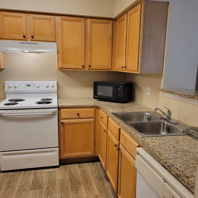 Foto del edificio - Annual, Unfurnished, ground floor remodeled condo in gated community downtown Sarasota.