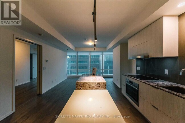 Photo du bâtiment - 1 Bloor St E