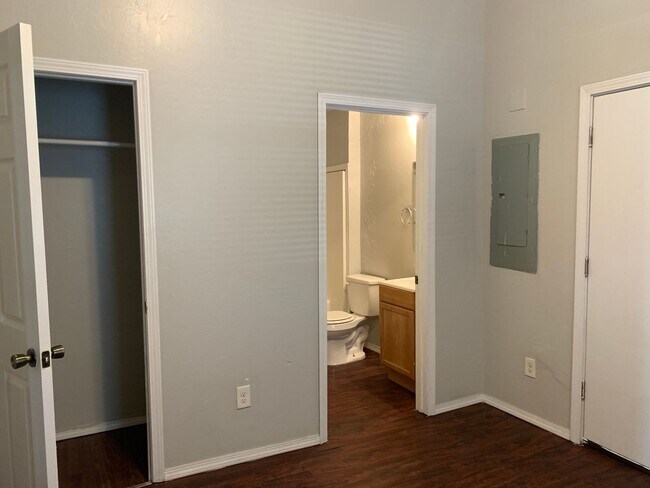 Building Photo - Nice 2 Bed 2 Bath Home near downtown!