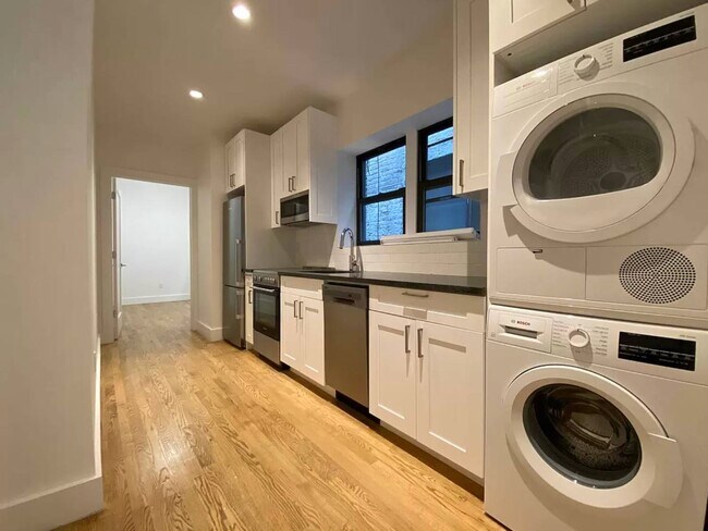 Building Photo - 242 W 10th St