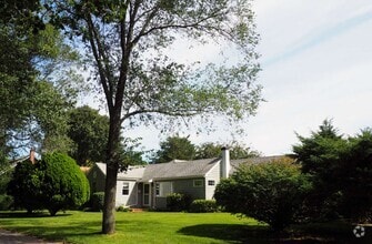 Building Photo - 40 Maidstone Ave