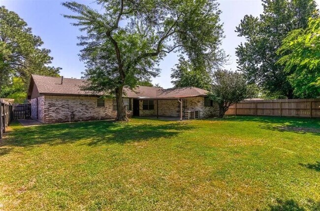 Foto del edificio - 9215 Kempwood Dr