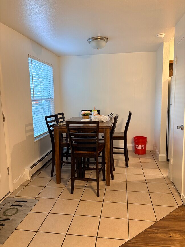 Dining area - 375 W 550 N