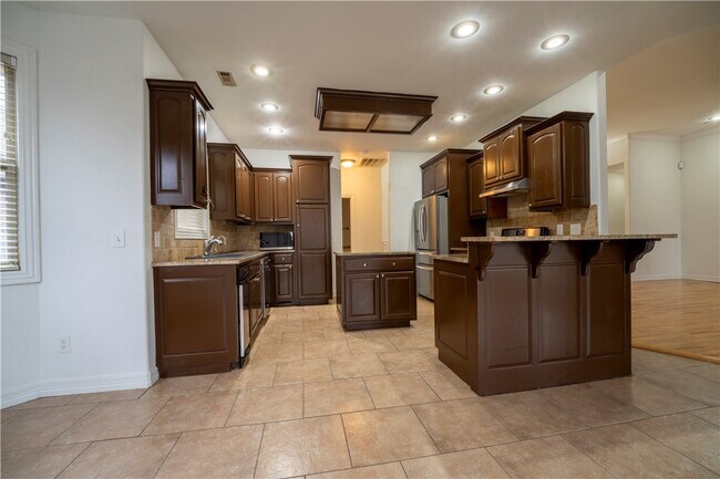 Building Photo - 4604 SW Swinton Dr