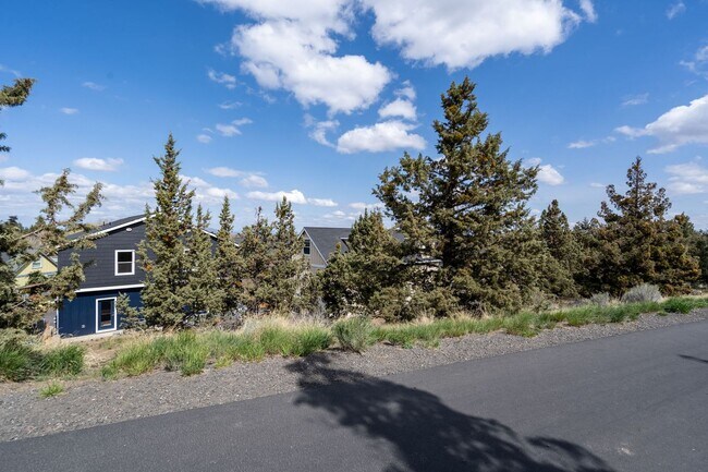 Building Photo - 1773 NE Lotus Dr