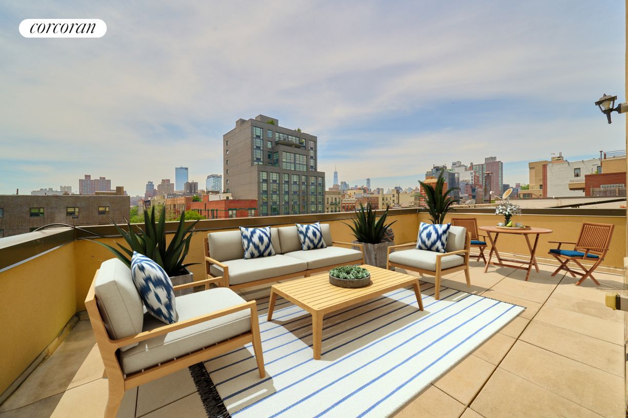 Foto principal - 243 E 2nd St