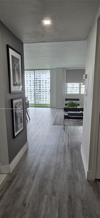 Foto principal - 2851 NE 183rd St