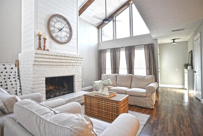 Building Photo - 18242 Lakeside Ln