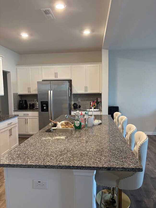 Foto del edificio - Room in House on Moore Crk Dr