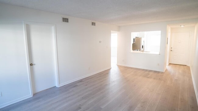 Building Photo - 136 NW 60th Ave