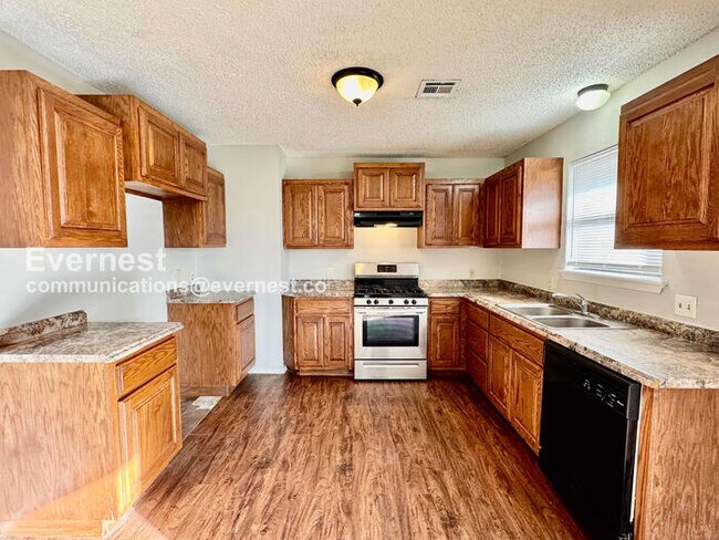 Foto del edificio - 3 Bed/1 Bath Home with Fenced Yard & Garage / Pet-Friendly / Available Now!