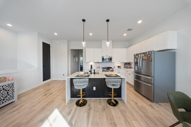 Foto del edificio - 6130 Campos Dr