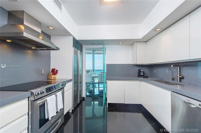 Building Photo - 2127 Brickell Ave