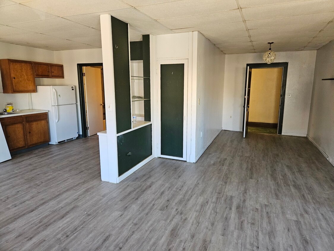 Building Photo - 141 N Main St