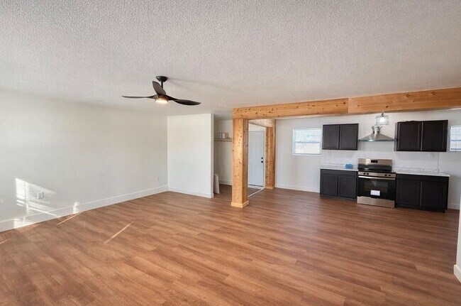 Building Photo - Adorable and fully remodeled 3 bedroom home!