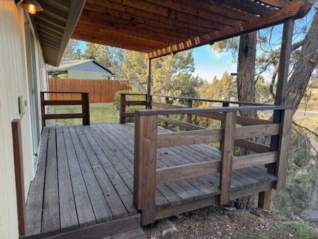 Foto del edificio - Single level home NE Bend with RV parking