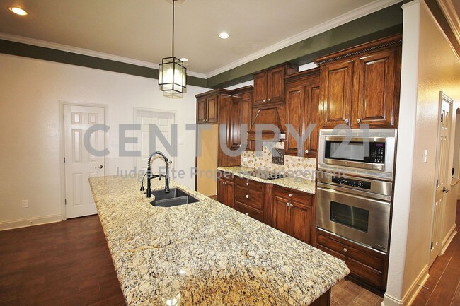 Building Photo - Gorgeous 2-story 3/3/2 in Golf Course Comm...