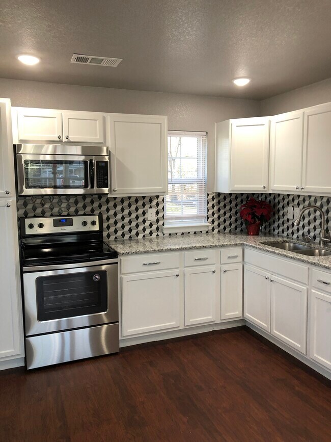 Kitchen - 4813 Lyndon Dr