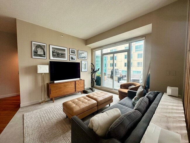 Building Photo - Luxury Corner 1BR/1BA Condo with Deck in t...