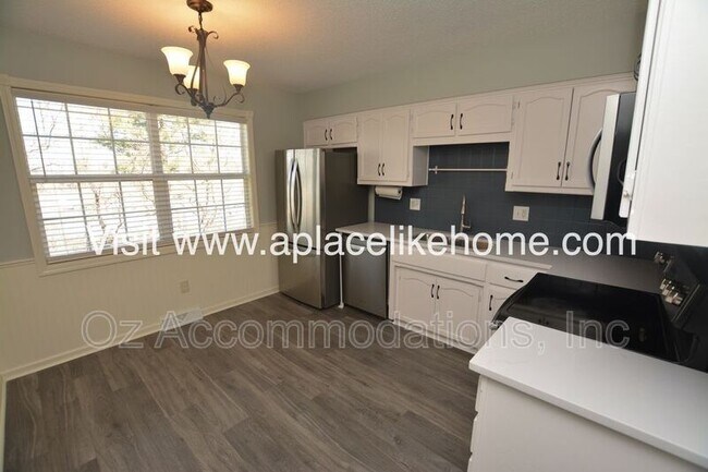 Foto del edificio - 8728 N Hull Ave