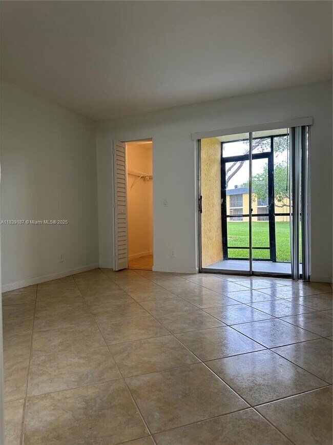 Foto del edificio - 801 Meadows Cir
