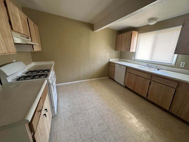 Foto del edificio - Cute 4 Bed Apartment!!!