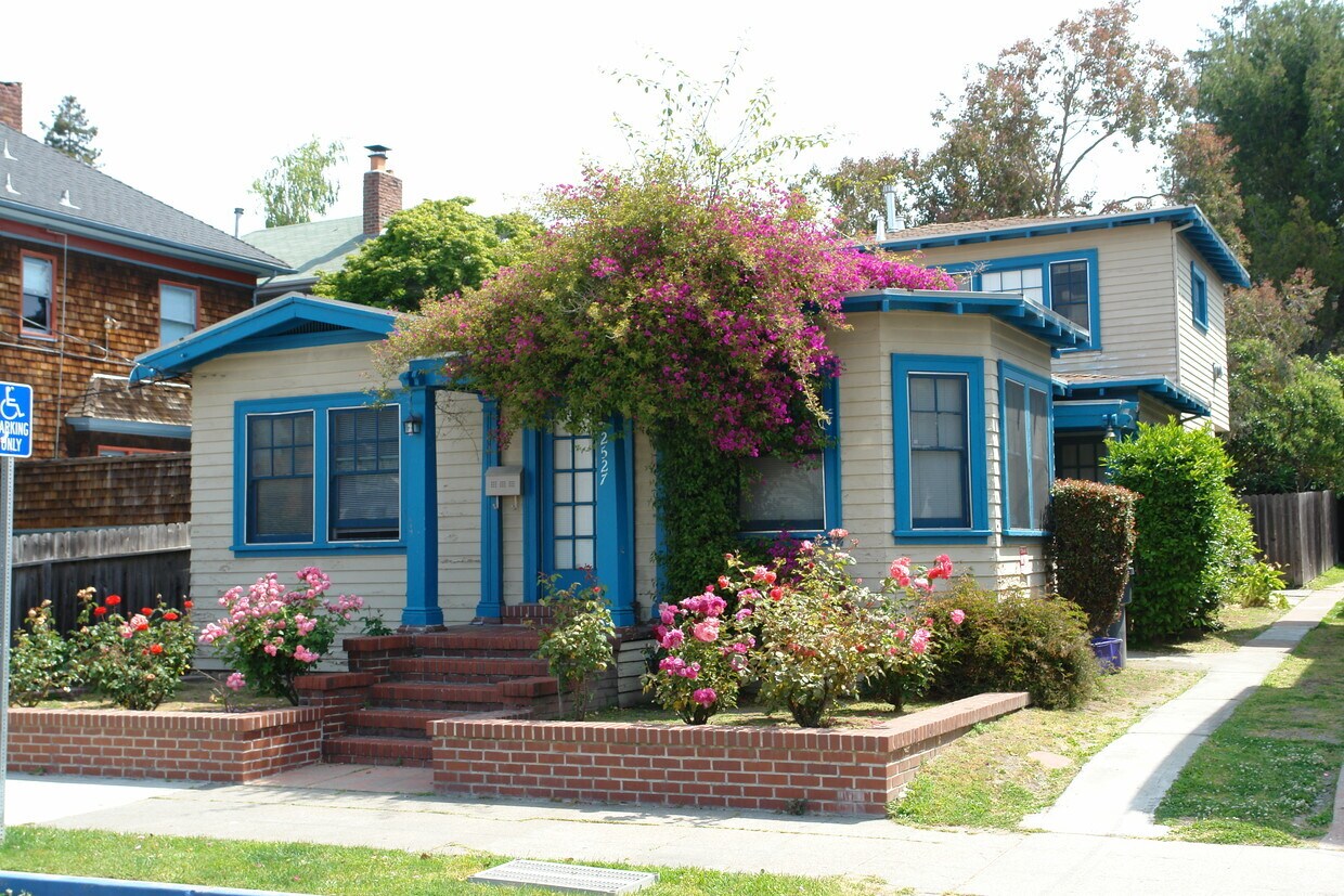 Primary Photo - 2529 Dana St