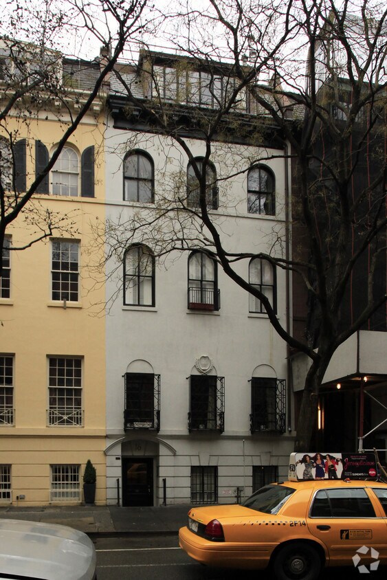 Building Photo - 16 W 9th St