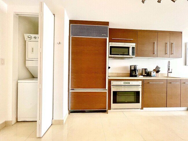 Building Photo - 485 Brickell Ave
